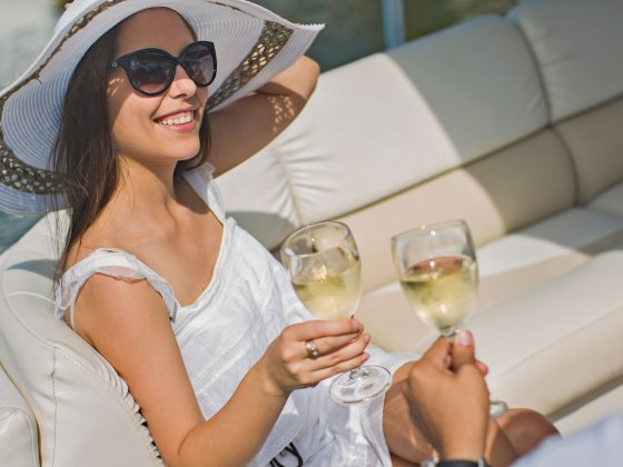 yachting kroatien kulinarik champagner dame